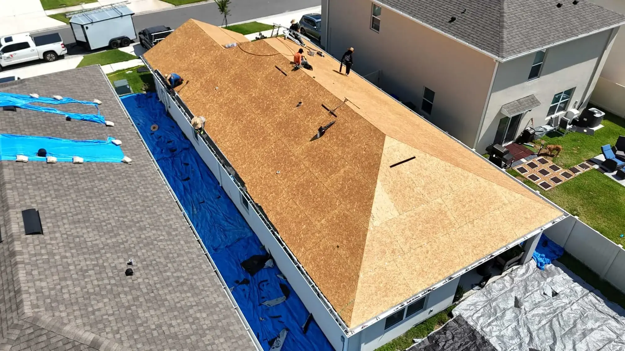 Proceso de instalación avanzado — equipo trabajando con seguridad en el techo